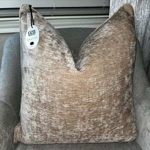 1-NWT CALLISTO HOME CHENILE
VELVET LUXURY DECORATIVE PILLOW